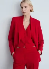 Chaleco de vestir rojo con escote en V y cierre frontal con botones.