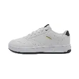 Championes Puma Court Classic blancos de cuero sintético, con detalles en negro en el talón y logo dorado en el lateral.