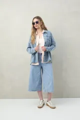 Camisa color rosa claro, de corte clásico y silueta relajada, confeccionada en mezcla de lino y viscosa.