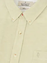 Camisa de hombre marca La Dolfina, de lino y algodón color azul, con cuello abotonado, manga corta y bolsillo en el pecho.