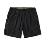 Bermuda negra de corte recto, con cintura elástica y cordón ajustable.