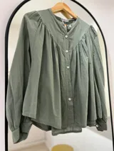 Camisa verde oliva de manga larga con puño, cuello mao y cierre frontal con botones.