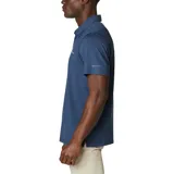 Polo de hombre Columbia Tech Trail, color blanco, de manga corta, con logo bordado en el pecho. Confeccionada en tejido hidroabsorbente Omni-Wick™ con elastano.