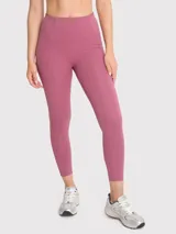 Calza deportiva color rosa viejo, tiro alto, con bolsillos laterales y banda de silicona interior en la cintura.