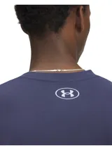 Remera Under Armour color marrón con logo de la marca estampado en el pecho con diseño de camuflaje. De corte clásico, mangas cortas y cuello redondo. Confeccionada en tejido ligero, suave y de secado rápido.