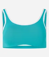 Top deportivo color marrón con breteles anchos y doble tira, copa desmontable, detalles contrastantes en color crema, escote en U delantero y escote en V en la espalda. Confeccionado en microfibra.