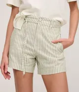 Short de vestir tipo baggy de cintura alta, confeccionado en sarga de algodón con rayas verticales en hilos tintos. Presenta trabillas y lazo ajustable en la cintura.