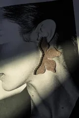 Aros colgantes con forma de flor roja con glitter, detalle de strass y gancho de acero quirúrgico.