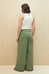 Pantalón color beige de corte ancho y tiro alto, con bolsillos delanteros amplios.