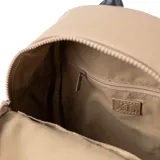 Mochila pequeña color beige con detalles en azul marino, confeccionada en cuero sintético. Tiene un bolsillo frontal con cierre, un compartimento principal con cierre, un bolsillo interno con cierre y dos bolsillos internos abiertos. Las correas son regulables y los herrajes son plateados.