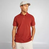 Remera tipo polo color ladrillo de piqué de algodón, con cuello clásico y tapeta de dos botones.