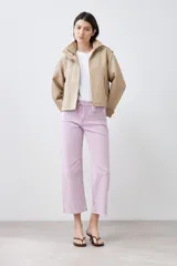Pantalón jean culotte color rosa pastel.