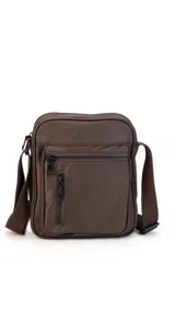 Morral bandolera color marrón de tela impermeable con correa regulable. Posee doble bolsillo frontal con cierre y dos bolsillos internos.