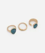 Set de tres anillos dorados con apliques de piedra marmolada azul.