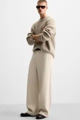 Pantalón largo color beige confeccionado en pana de algodón, de corte wide fit, con bolsillos frontales y traseros.