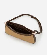 Cartera baguette color beige con efecto paja y detalles en cuero sintético marrón. Tiene correa de hombro ajustable y cierre por cremallera.