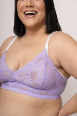 Bralette de puntilla elastizada color celeste con forro interno, breteles regulables y ganchos en la espalda.