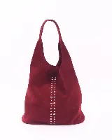 Bolso de hombro color borgoña, hecho de cuero gamuzado, con tachas plateadas verticales.