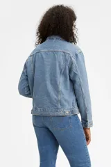 Campera de jean celeste Levi's Ex-Boyfriend Trucker, de corte holgado y largo a la cadera.