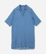 Vestido corto estilo chemise color celeste, con cuello en pico tipo solapa, mangas 3/4 con ajuste, bolsillos laterales y ajuste holgado.
