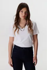 Remera color azul con escote en V y mangas cortas.