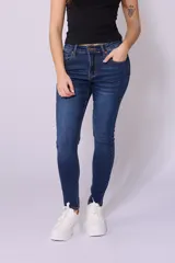 Pantalón jean chupín de tiro medio, color azul oscuro, con lycra.