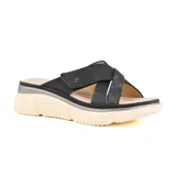 Sandalias bajas Korium Aster color beige con plataforma y tiras cruzadas, una de cuero sintético liso y otra de cuero sintético texturizado color dorado.