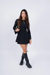 Minivestido negro de corte evasé, cuello redondo y mangas largas acampanadas.