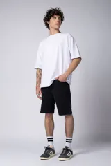 Bermuda de jean gris oscuro, corte recto y largo hasta la rodilla.