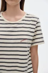 Remera de algodón a rayas horizontales en blanco y negro, con cuello redondo, manga corta y corte oversized.