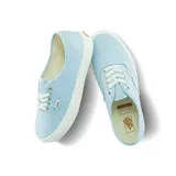 Championes Vans UA Authentic celestes con suela blanca.
