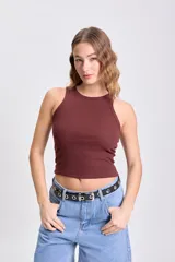 Musculosa marrón de tejido rib con efecto lavado.