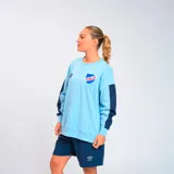 Buzo celeste con mangas largas azul marino y escudo del Club Nacional de Football en el pecho.
