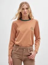 Camiseta de rayas con cuello redondo, corte suelto, hombreras y detalle bordado en el pecho.