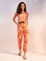 Pantalón color crema de corte recto, largo a la pantorrilla y confeccionado en lino.