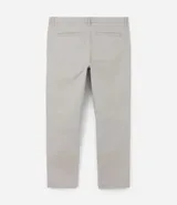 Pantalón de vestir color gris claro, de corte slim fit y largo cropped.