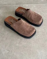 Suecos negros de cuero vacuno con plataforma y punta cuadrada.