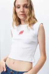 Top blanco de algodón sin mangas, corte cropped y estampado de frutilla con la inscripción "Berry cute".