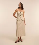 Blusa de tricolina con estampa de rayas verticales, breteles finos ajustables y desmontables, abotonado delantero y lastex en la espalda.