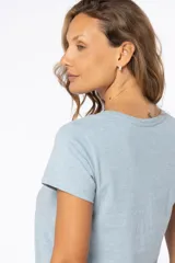 Remera azul de algodón y poliéster, de corte recto, cuello redondo y manga corta.