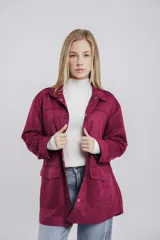 Sobrecamisa color borgoña de gamuza sintética, con cuello camisero, cierre frontal con botones a presión, mangas largas con puños abotonados y dos bolsillos de parche en el pecho.