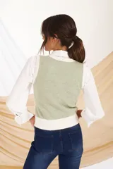 Chaleco de punto en tonos verdes y crudos, con escote en v y diseño a rayas.