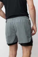 Short deportivo azul marino con calza interna negra y cordón de ajuste en la cintura.