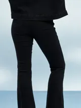 Pantalón de jean negro, de corte Oxford.