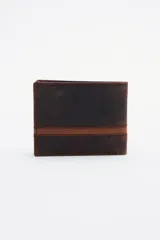 Billetera de cuero marrón con corte y cambio de color. Interior con reparticiones y monedero con tapa. Forro bolsillos en algodón.