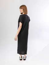 Vestido midi negro de punto acanalado, con escote en V y mangas cortas con dobladillo.