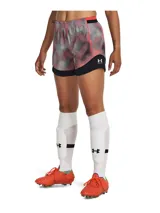Short deportivo Under Armour Challenger Pro Print para mujer, con estampado abstracto en tonos rojo, gris y blanco. Cuenta con cintura elástica, calza interior y logo de la marca en la pierna.