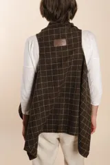 Chaleco marrón con diseño a cuadros, solapas anchas y bolsillos laterales.