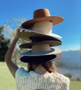 Sombrero de ala ancha color marrón, con copa alta y ala recta.