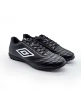 Championes de fútbol Umbro Classic II TF, color blanco con detalles en negro, con capellada de PU, forro de poliéster y suela de caucho.